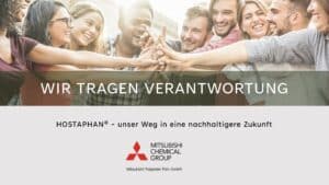 Menschen im Kreis halten Hände zusammen, Text: „Wir tragen Verantwortung“ auf Transparent mit Logo darunter
